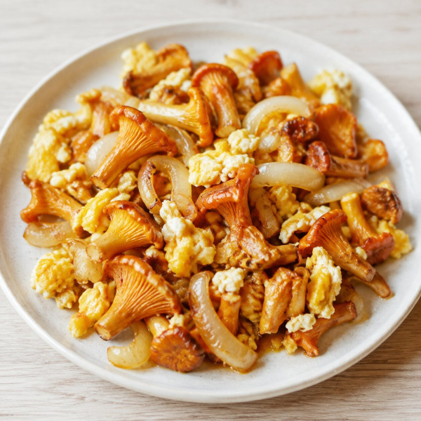Лисички жареные с луком и яйцом