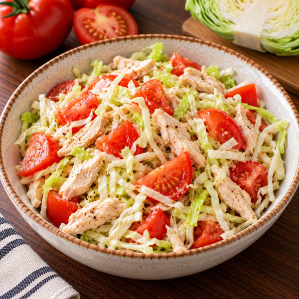 Салат помидоры с капустой и куриной грудкой