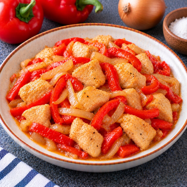 Куриная грудка тушеная с перцем