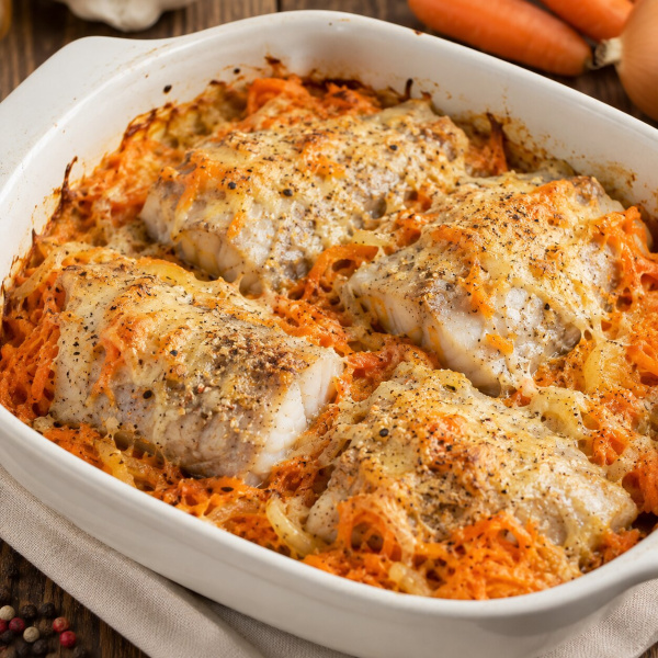 Хек запечённый с морковью