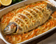 Форель запеченная под майонезом с овощами