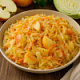 Капуста тушеная с яблоками