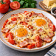 Яичница с ветчиной, помидором и сыром