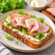 Тост с творожным сыром и ветчиной