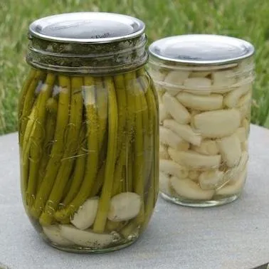 Маринованные стрелки чеснока