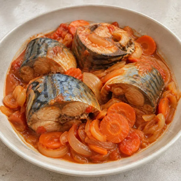 Скумбрия тушеная с овощами